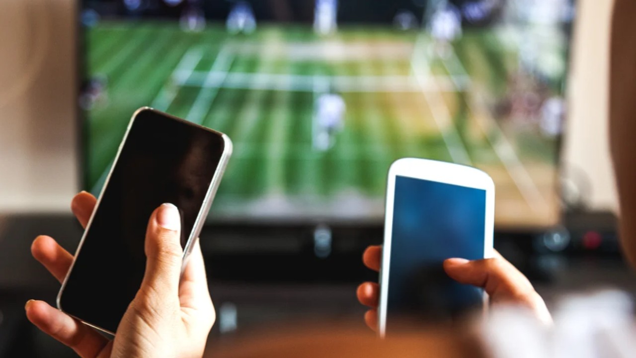 Telefoanele și televizoarele vor fi mai scumpe de la 1 iulie 2026. Noua taxă care îi va afecta direct pe clienți
