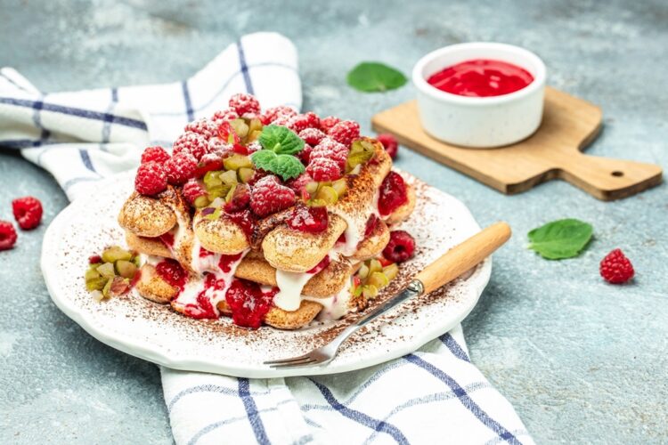 Tiramisu cu fistic și zmeură. Rețeta este foarte simplă, ai nevoie de doar câteva ingrediente