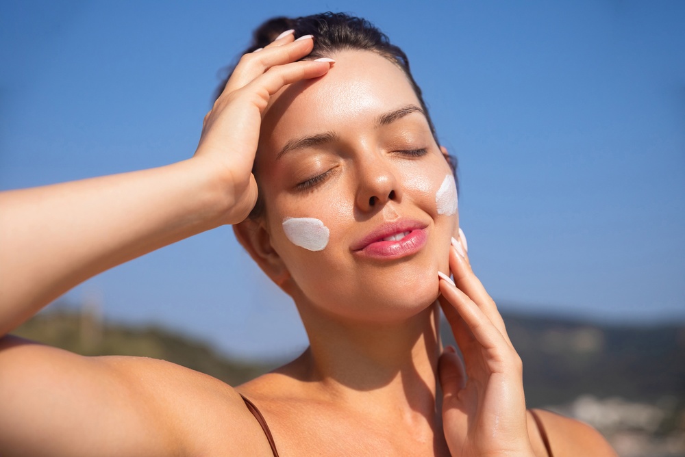 Cremele de față cu SPF: De ce sunt esențiale în rutina zilnică 