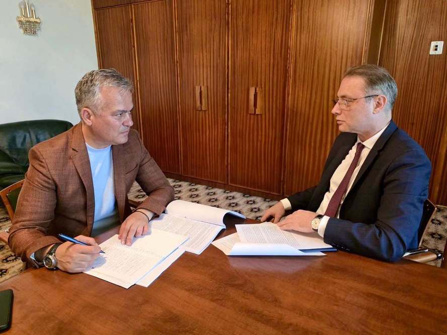 Adrian Veştea nu renunţă! Fotografie alături de Luca Niculescu, ”viitor ministru de Externe”