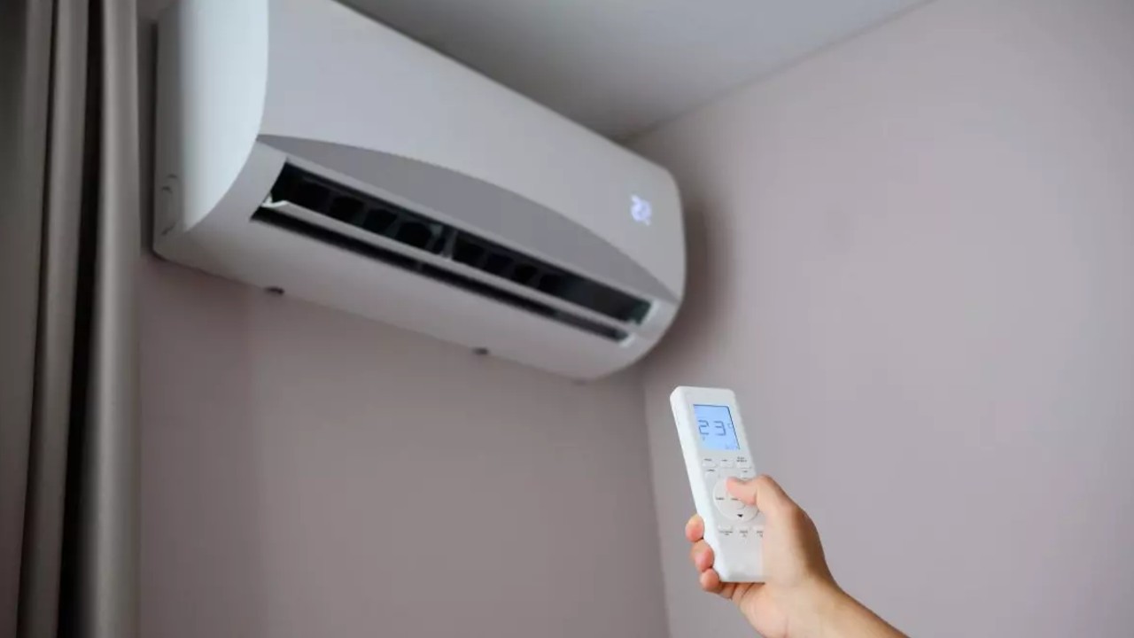 Cum să economisești energie electrică vara, fără să oprești aerul condiționat. Sfaturile unui expert în energie