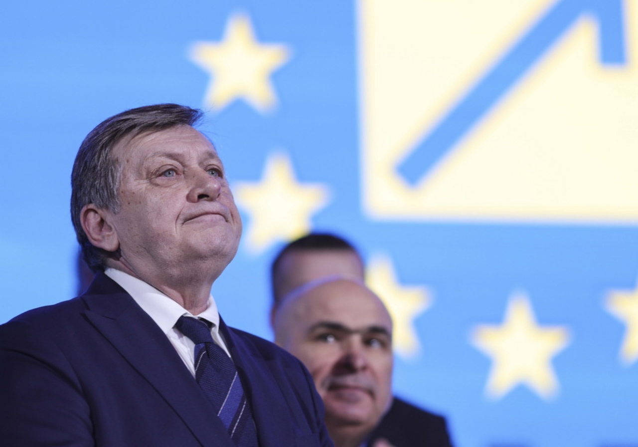 Crin Antonescu, despre lupta internă din PNL: ”Domnul Bolojan a făcut până acum să calce pe urmele lui Traian Băsescu”. Ce șanse dă alegerilor anticipate