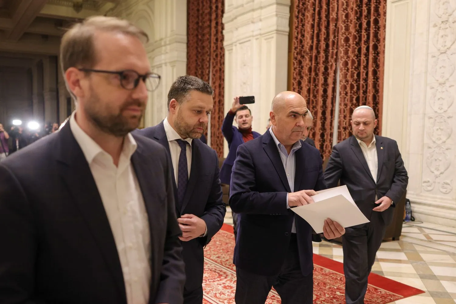 Grindeanu premier sau guvern minoritar de dreapta: Cele două soluții propuse de PNL, USR și UDMR pentru a debloca criza, în timp ce Veștea e la un pas de excludere