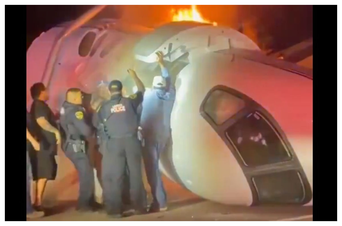 Un avion s-a prăbușit pe o autostradă din Texas. Şoferii au coborât din maşini și au încercat să salveze pasagerii din flăcări