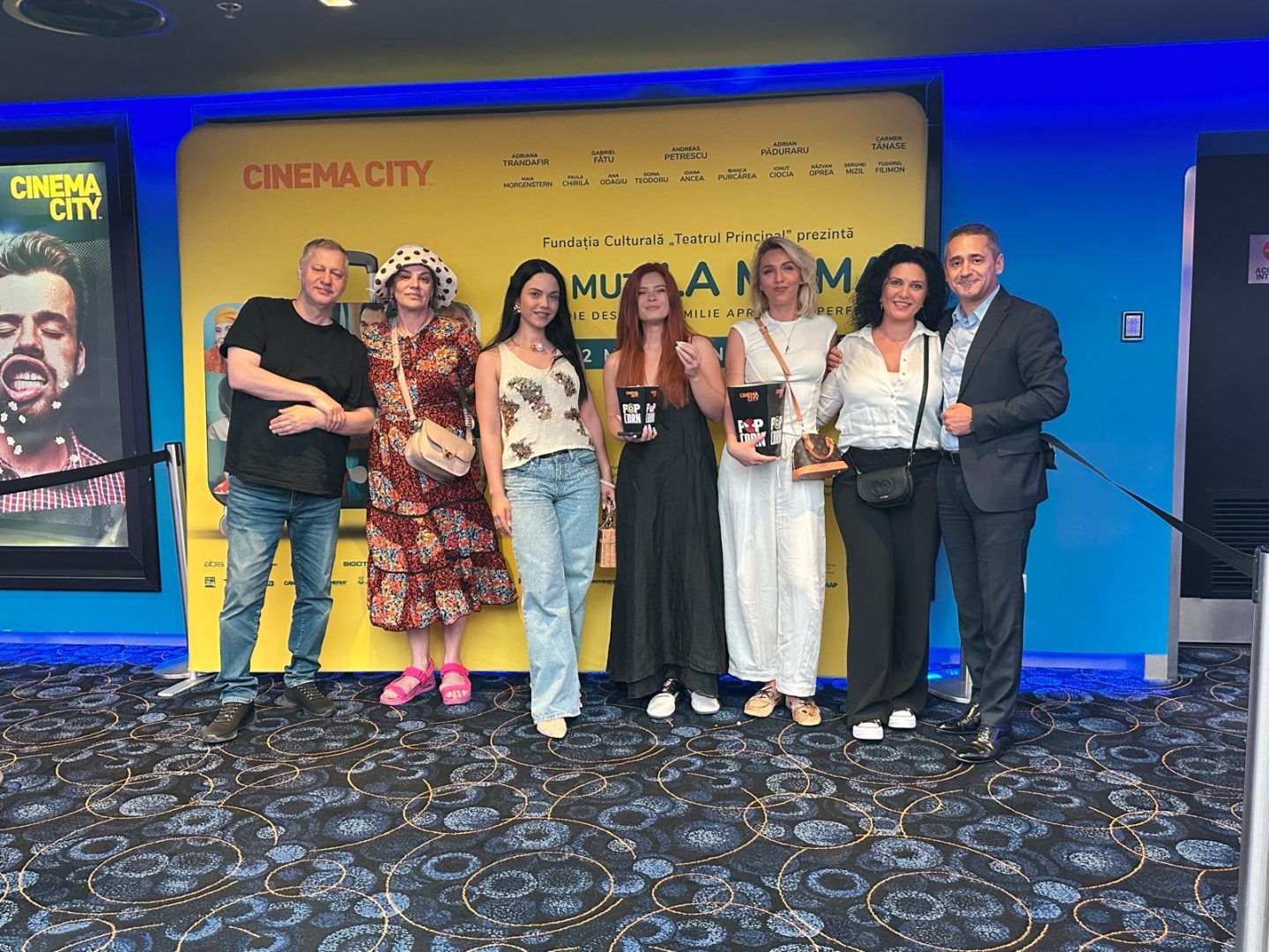 Comedie cu bucluc: zâzanie şi nemulţumiri în distribuţia filmului „MĂ MUT LA MAMA”
