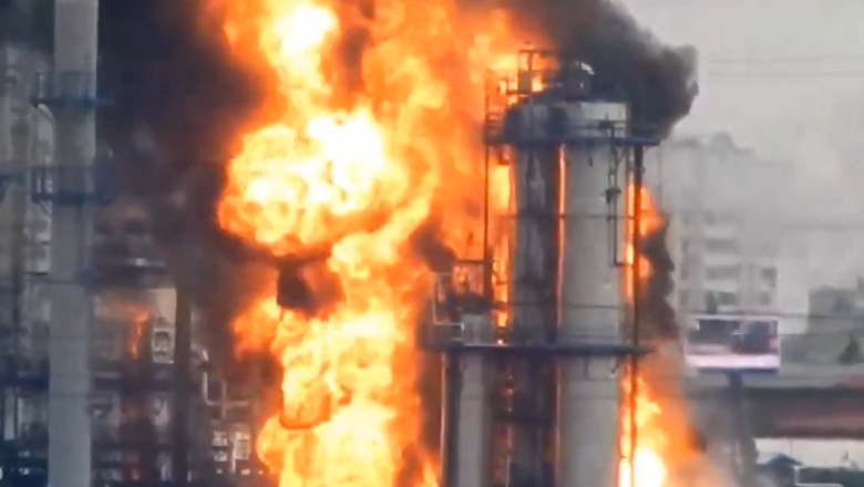Ucraina bombardează masiv rafinăriile Rusiei, în timp ce Moscova cere negoceri de pace