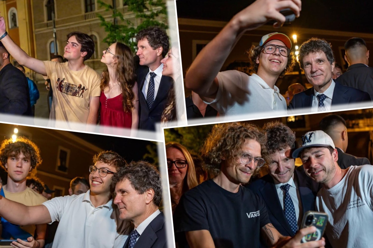 Nicușor Dan, scurtă oprire la Cluj, înainte de plecarea în Polonia. Președintele a făcut baie de mulțime și s-a fotografiat cu studenții: „Uneori, e tentant să faci un gest în pasul 1 care are consecinţe negative în pasul 2. Ăsta e modul meu de a fi”