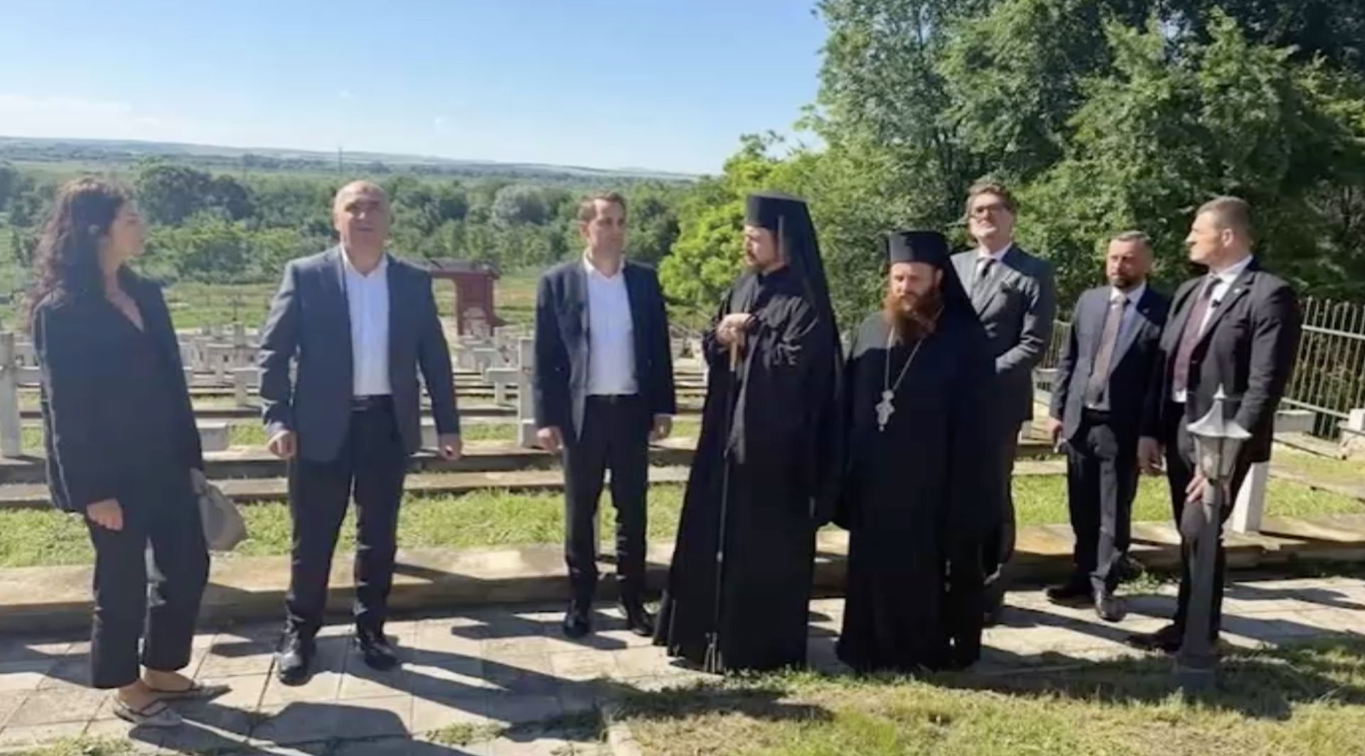 Imagini rare cu premierul demis! Ilie Bolojan, prezent la Mânăstirea Eroilor, se roagă să pice Guvernul Veștea