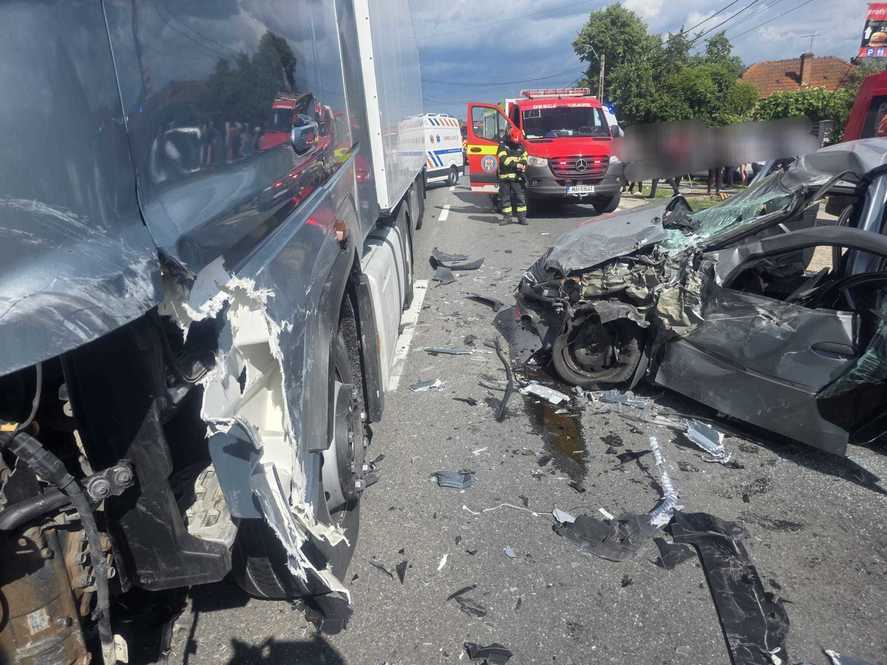 Accident grav în comuna Bascov. Trei adulţi şi un copil au fost răniţi