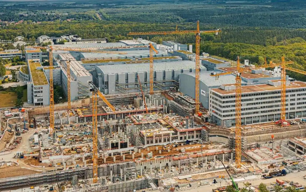 Angajări 2026. Europa pariază pe inteligența artificială. O fabrică de cipuri utilizate în centrele de date pentru AI se deschide în UE. 1.000 de locuri de muncă disponibile