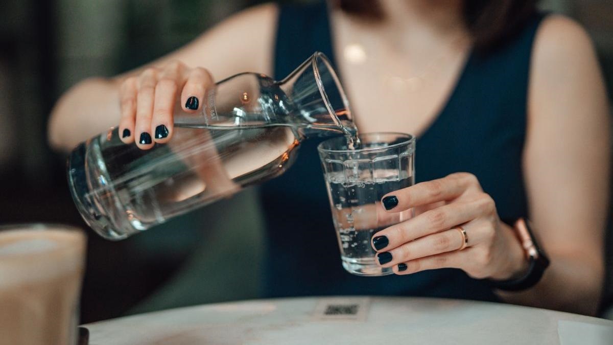 Restaurantele din România ar putea fi obligate să ofere gratuit clienților apă potabilă de la robinet – proiect