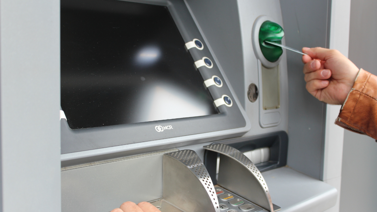 Schimbare majoră la ATM-uri! Toate băncile trebuie să respecte această regulă. Sancțiuni de peste 50.000 pentru nerespectare (proiect legislativ)