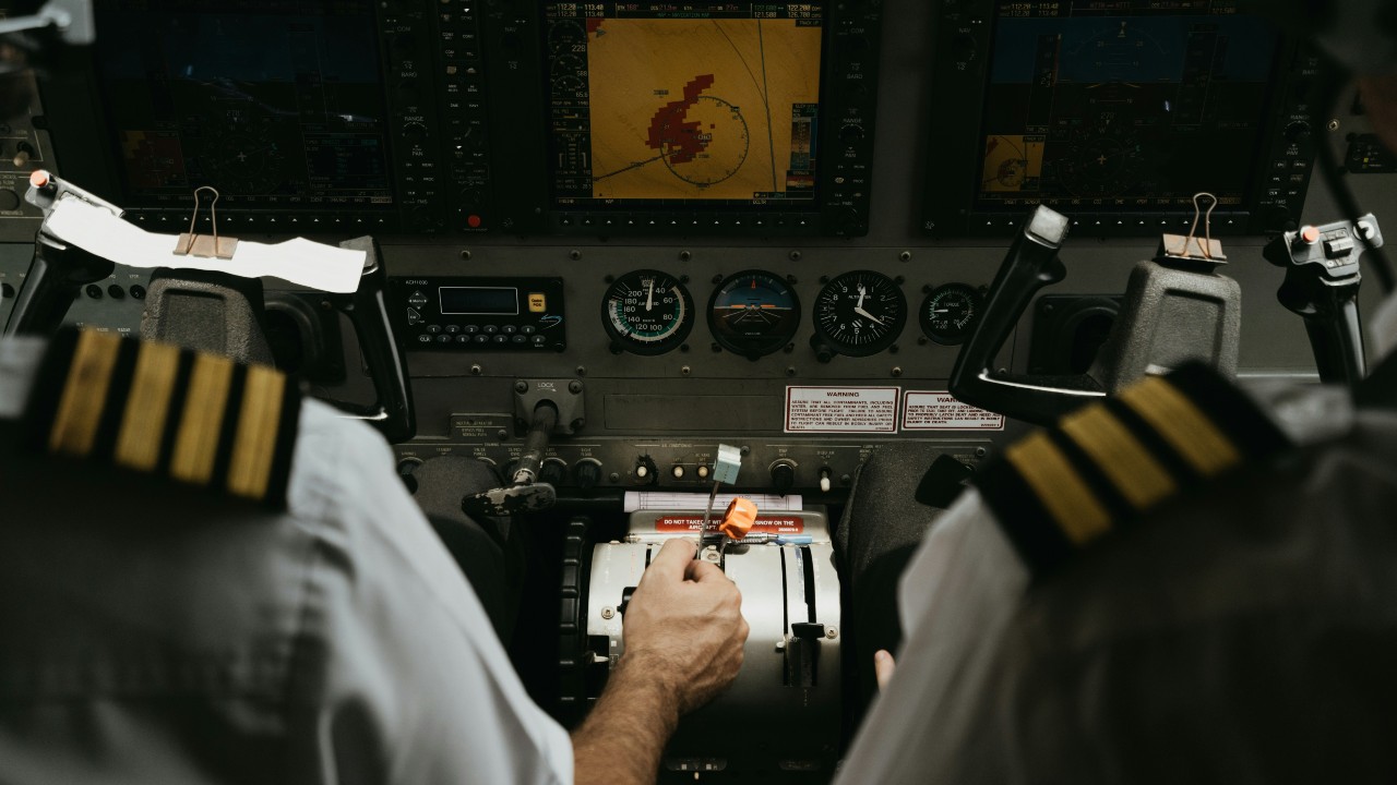 Cât se câștigă în aviație în România în 2026. Salarii care ajung la 15.000 de lei pe lună în unele dintre cele mai căutate meserii
