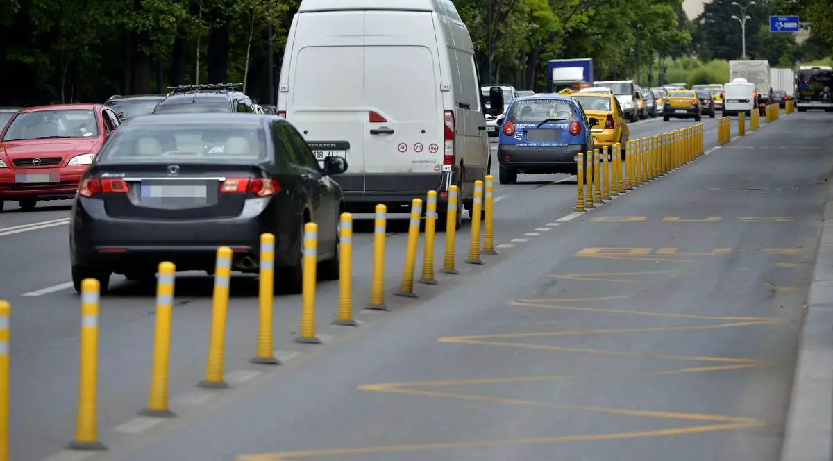 Poți intra pe banda de autobuz doar câteva secunde? Ce spune Codul Rutier 2026 și care este excepția permisă de lege