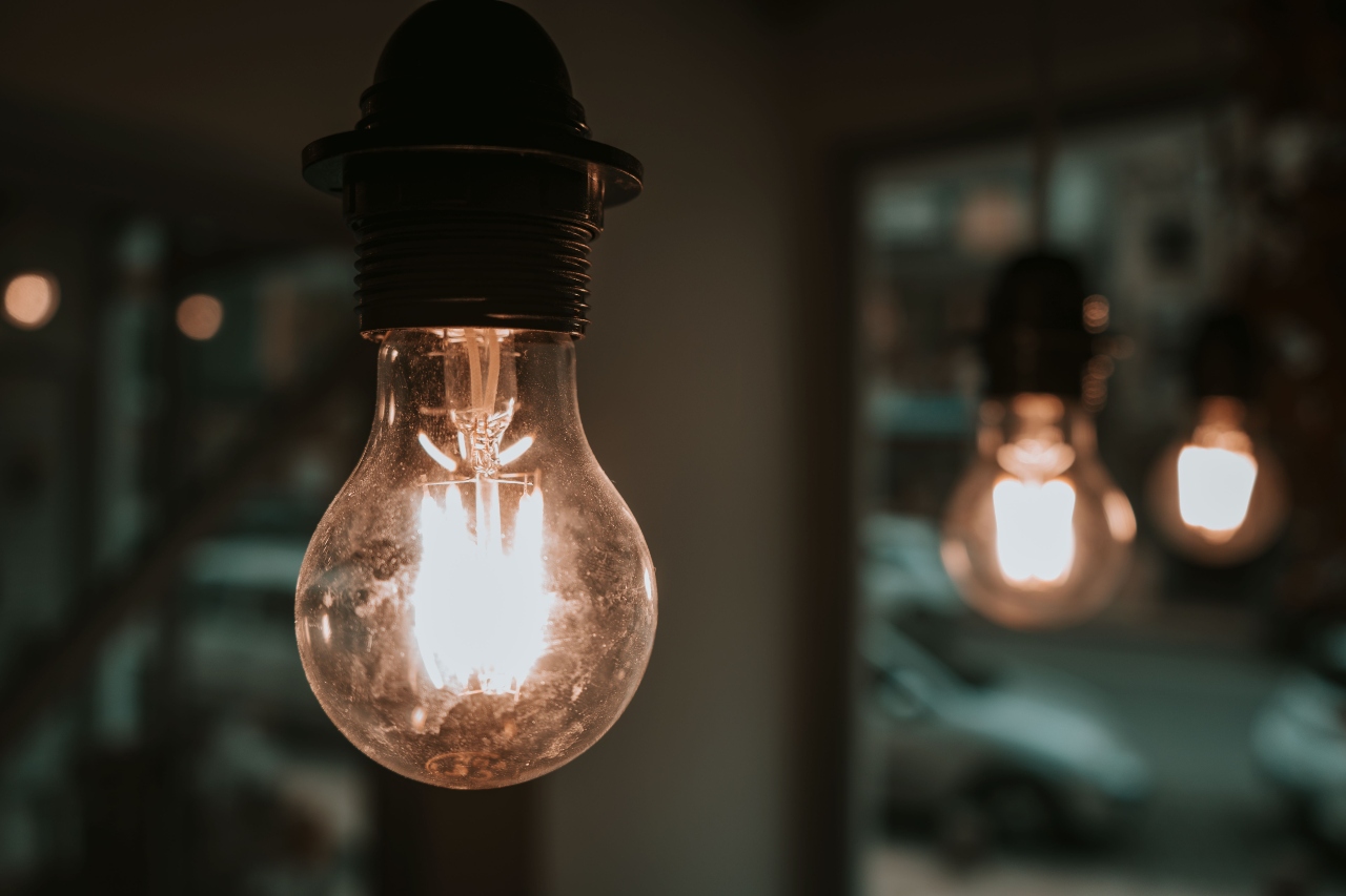ANALIZĂ Facturile la energie îi sărăcesc pe români. Procent mare al celor care dau peste 10 la sută din bugetul familiei pe curent și gaze
