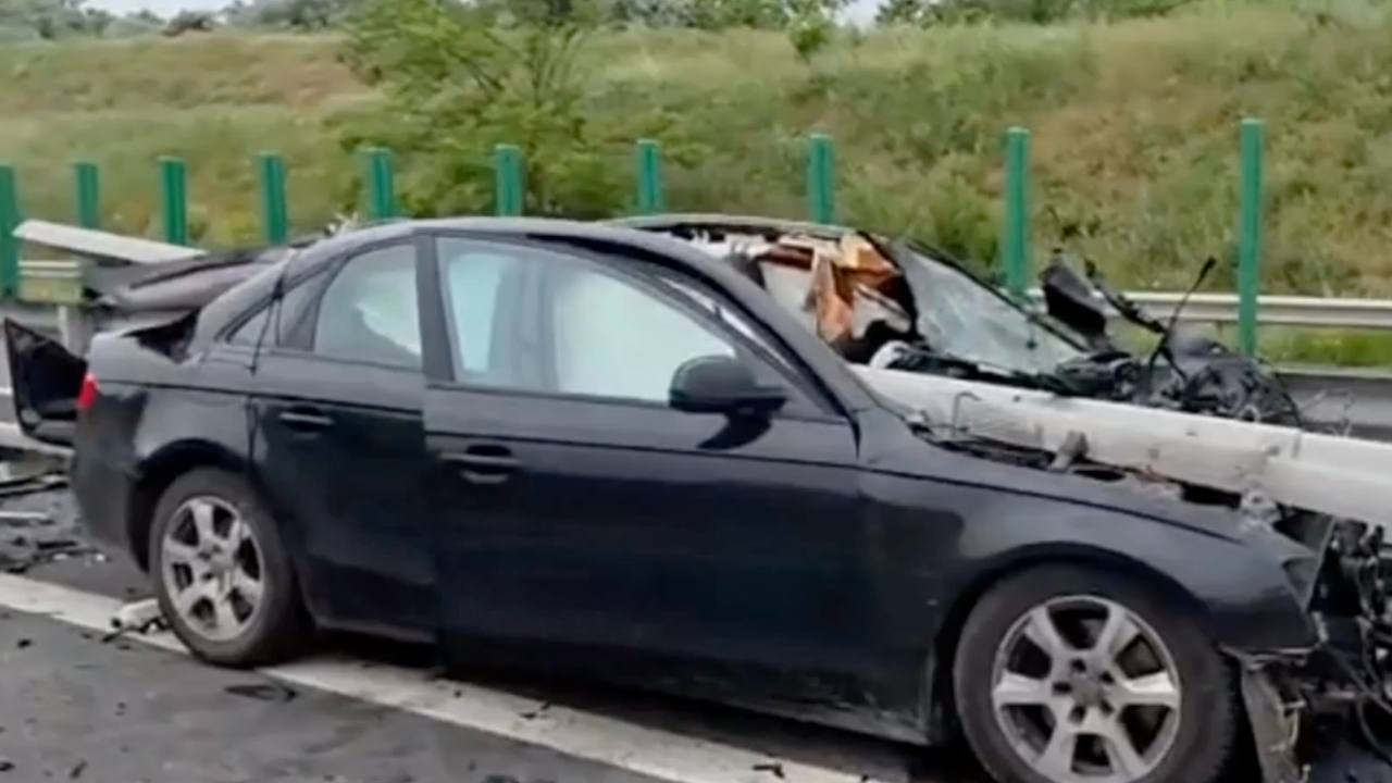 Un bunic ce se întorcea cu nepoata de 2 ani din vacanță de la Olimp a adormit la volan și a intrat cu mașina în parapet. Imagini șocante pe Autostrada Soarelui GALERIE FOTO