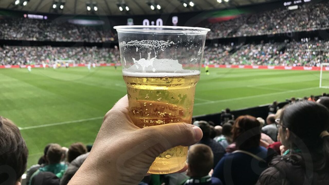 Liber la bere cu alcool pe stadioanele din România. Parlamentul a schimbat legea după aproape 20 de ani
