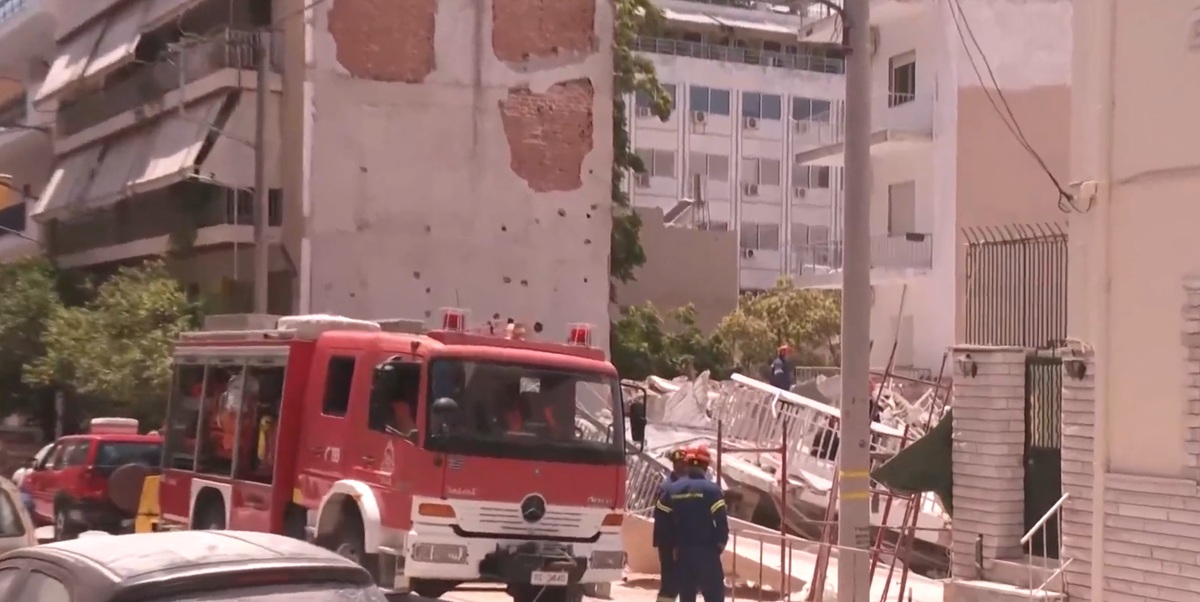 Bloc de locuințe prăbușit într-o zonă rezidențială din Atena. Amplă operațiune de căutare printre dărâmături VIDEO