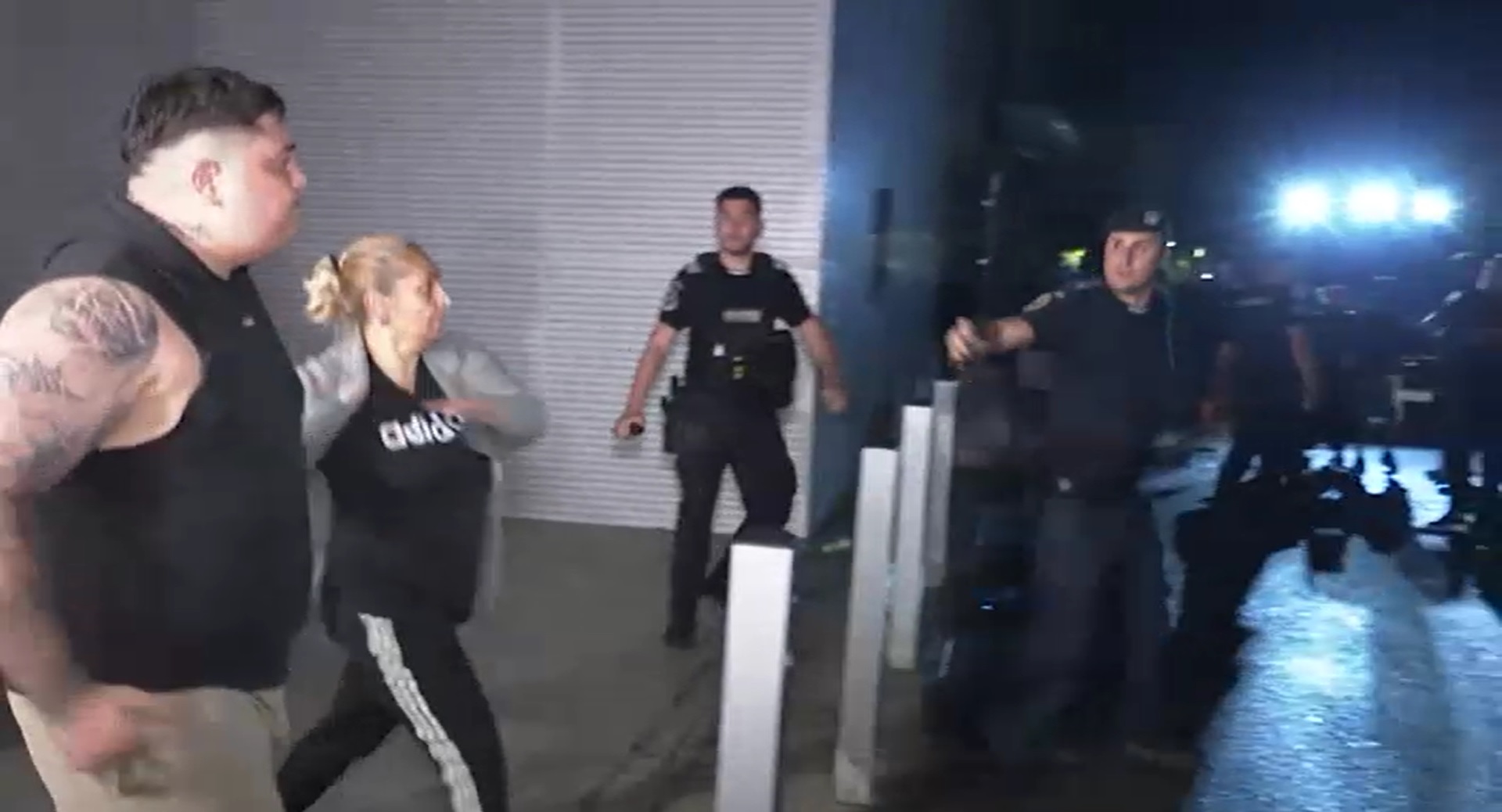 Scandal la poliție după un incident în București. Membrii a două clanuri interlope s-au războit în trafic și apoi au ieșit din mașini și s-au alergat cu săbii și topoare