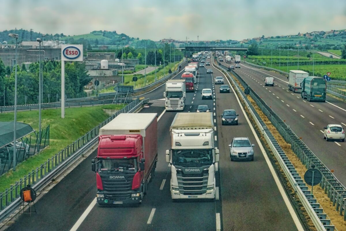 Cod rutier 2026. Implementarea noii roviniete pentru camioane, amânată. Președintele Nicușor Dan a promulgat legea