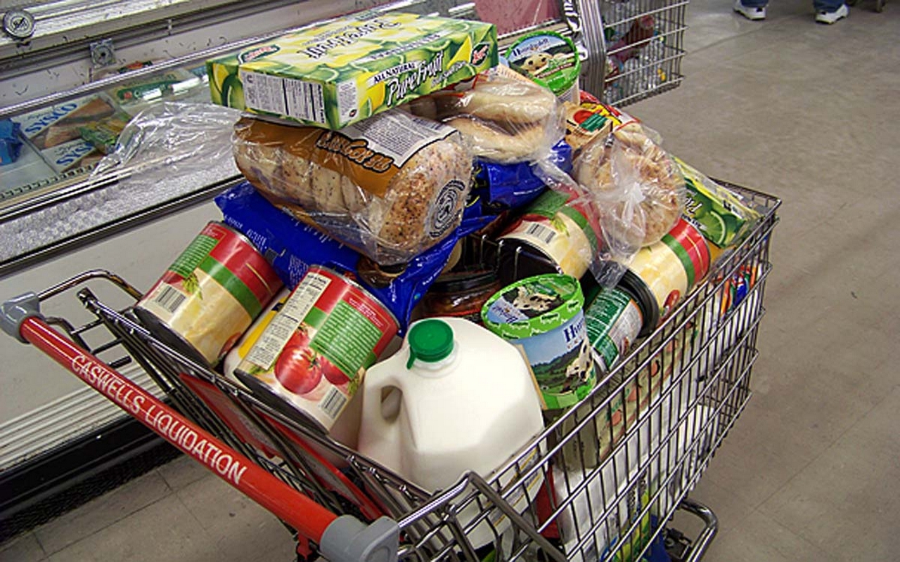 Femeie prinsă la furat, în supermarket. A încercat să plece acasă cu produse în valoare de 3.000 de lei