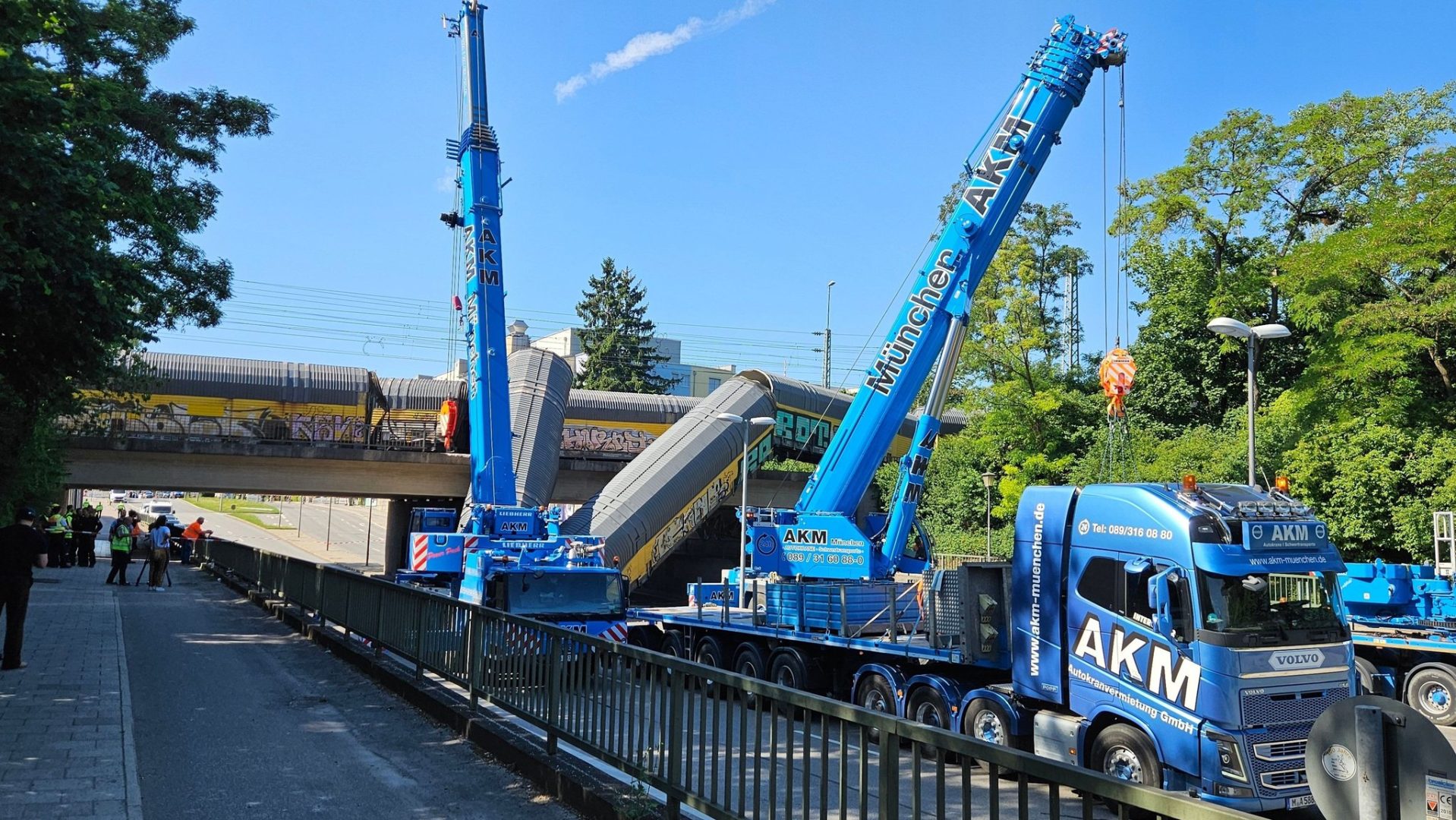 Accident feroviar în Munchen. Un bărbat a murit după ce două vagoane au căzut de pe un pod