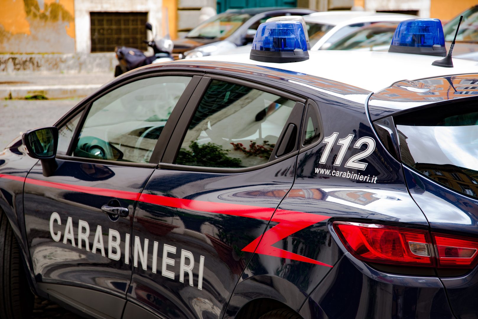 Descoperire macabră într-un apartament din Italia. O româncă și-ar fi ucis fiica de 13 ani, după care s-a sinucis