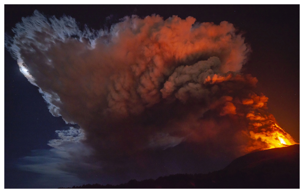 Nivel de alertă ridicat în Asia, trei vulcani au erupt simultan în Indonezia