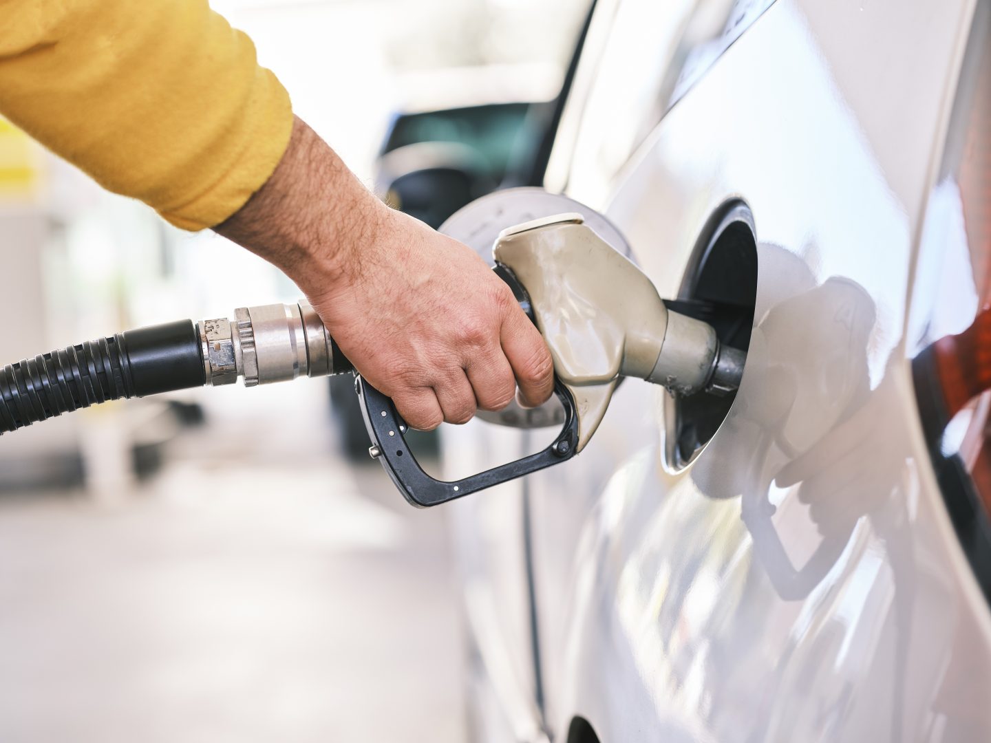 Scad prețurile în benzinăriile din România. Benzina costă sub 9 lei în majoritatea lanțurilor
