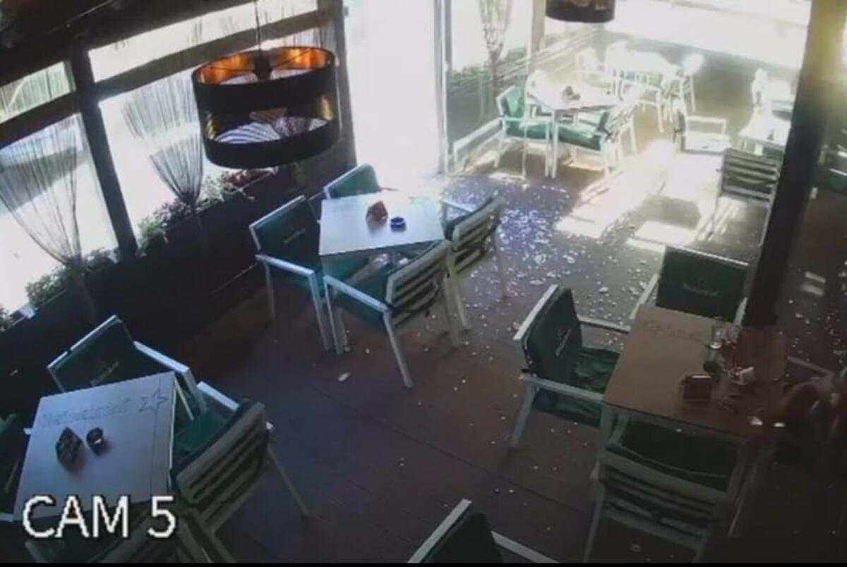 VIDEO Clipe teribile pentru clienții unei pizzerii din Târgu Jiu! Explozia unui pneu al unei autospeciale de la salubritate a spart geamurile restaurantului