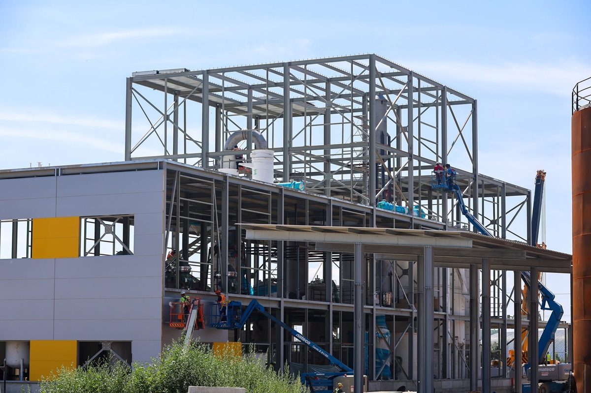 Orașul din România unde se construiește o fabrică de 36 de milioane de euro. Angajările vor curge pe bandă rulantă