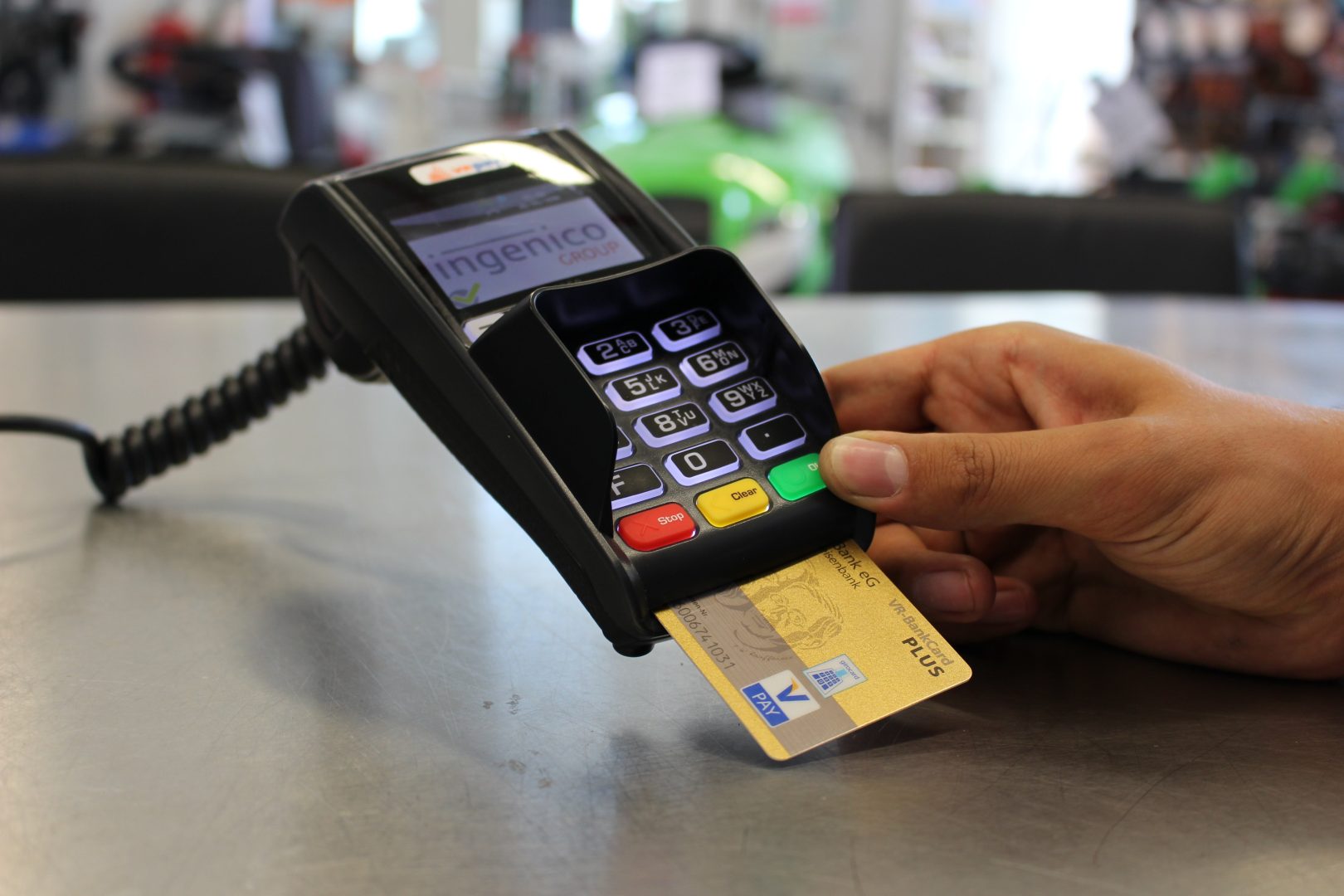 Ce plăți nu se vor mai putea face cu bani cash. De la 1 iulie este obligatoriu cardul