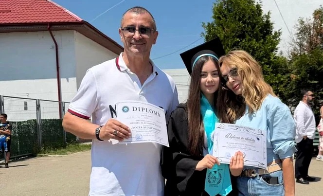 Daniela Gyorfi, plină de emoții și cu lacrimi în ochi la festivitatea de absolvire a fiicei sale. Maria a terminat clasa a VIII-a
