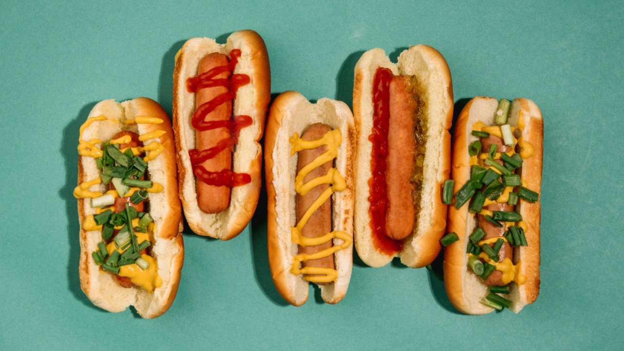 Un singur hotdog ar putea scurta viața cu 36 de minute, susțin cercetătorii. Ce alimente sunt asociate cu o speranță de viață mai mare
