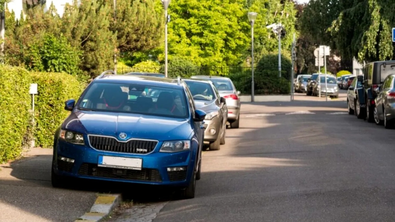 Cod rutier 2026. Cât te costă parcarea dacă urci cu doar două roți pe trotuar