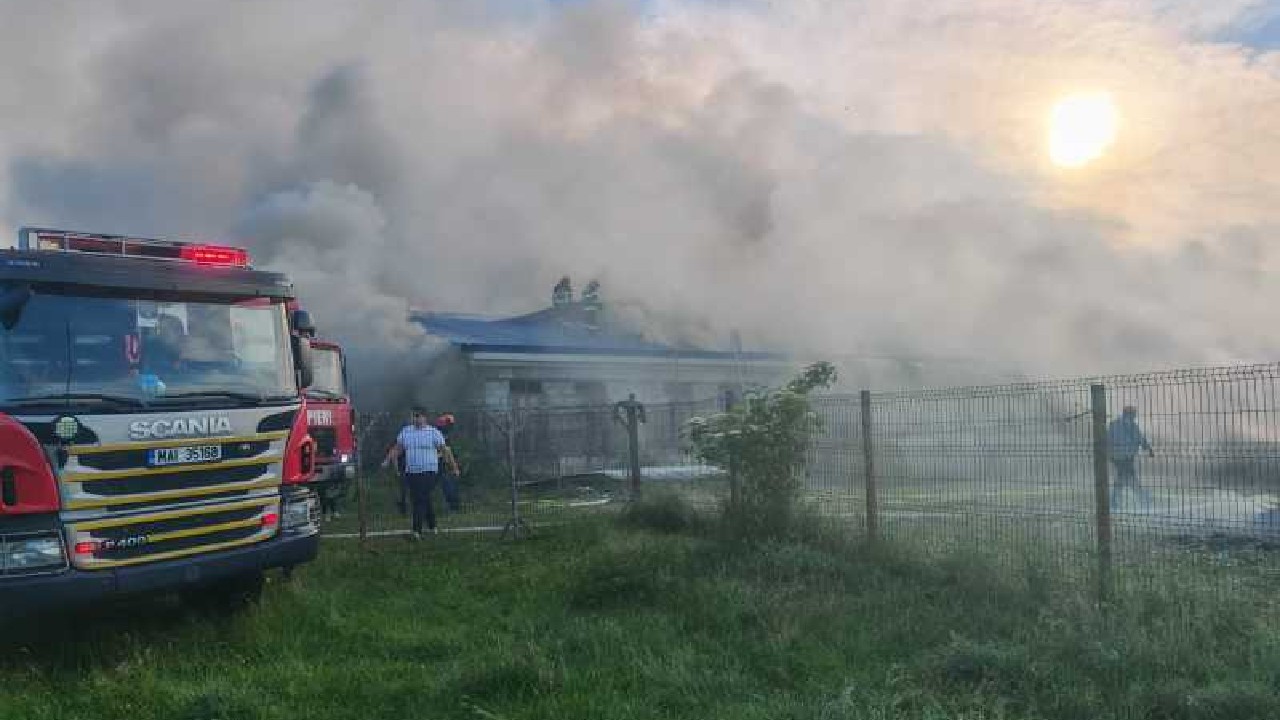 Incendiu la o fermă din Suceava. Au intervenit 11 autospeciale de pompieri pentru stingerea flăcărilor