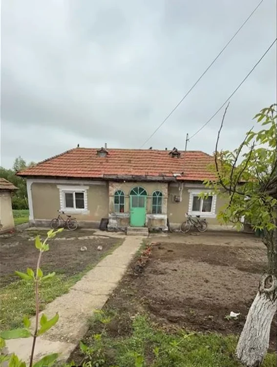 Gică Hagi a copilărit într-o casă modestă din Săcele, o localitate aflată la aproximativ 40 de kilometri de Constanța.