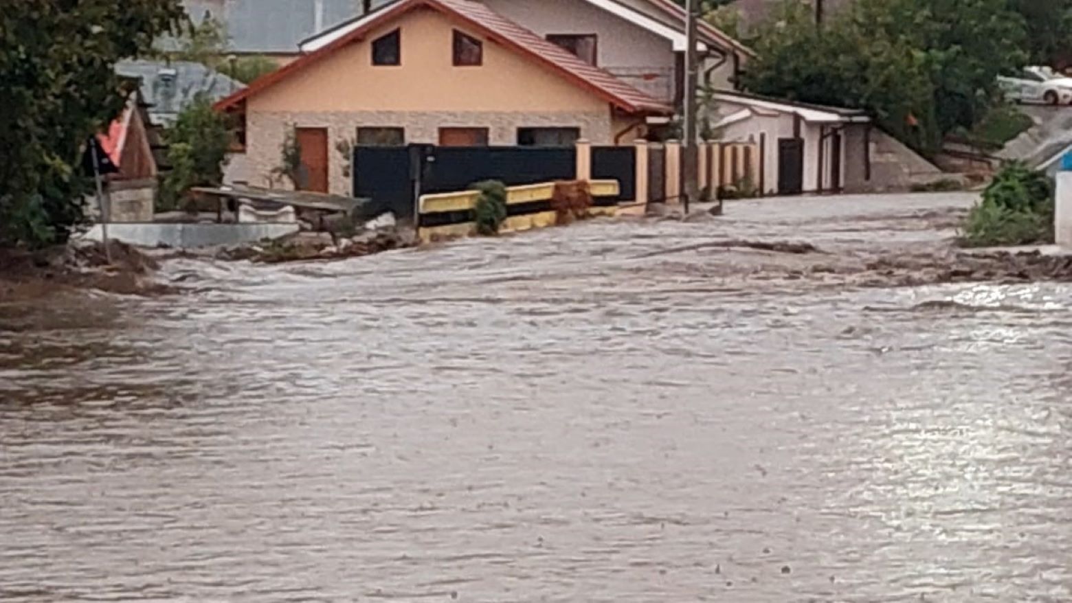 Stare de urgență în Vrancea după furtunile puternice! 80 de persoane, dintre care 20 de copii, s-au autoevacuat după ce râul Slimnic a ieșit din matcă