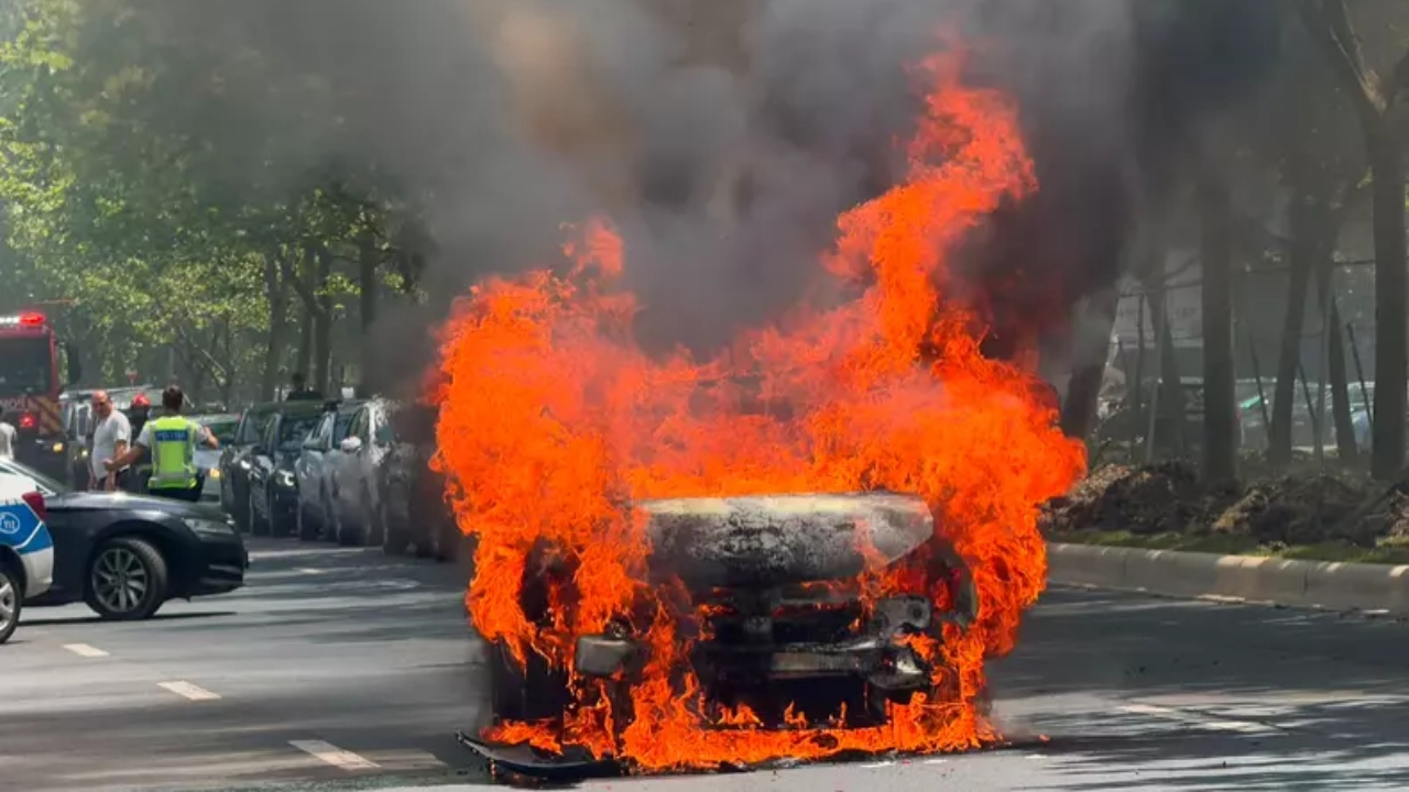 Un autoturism Dacia Logan a luat foc în urma unui accident în Sectorul 3 al Capitalei. O mamă împreună cu cele două fetițe ale sale erau în mașină