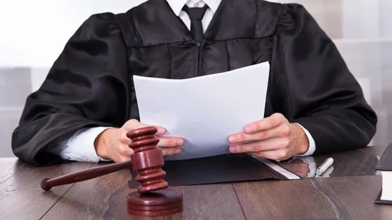 Un bărbat a primit 6 luni de închisoare după ce a cerut împușcarea magistraților: „Aplicați procedura de la 1907, trageți fără somație în îmbuibați, întâi trageți și apoi vedem ce vor”