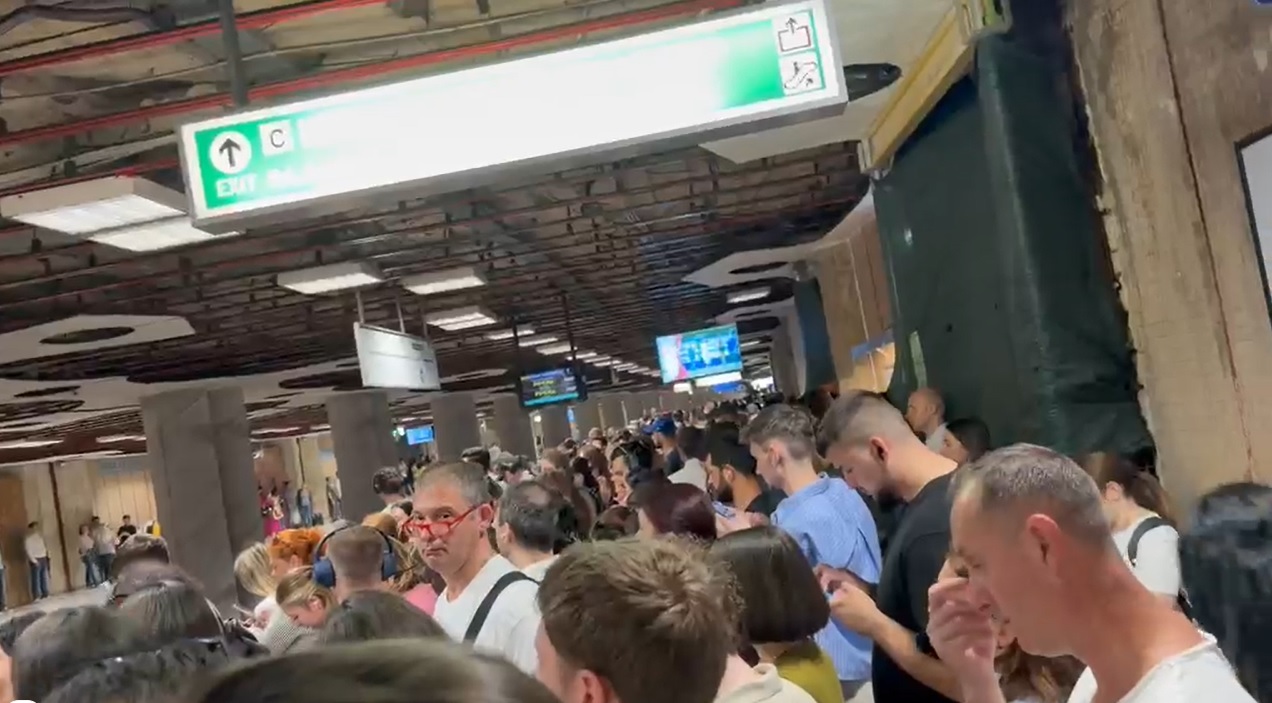 Haos la metrou pe Magistrala M2. Sute de călători blocați în stații spre Pipera
