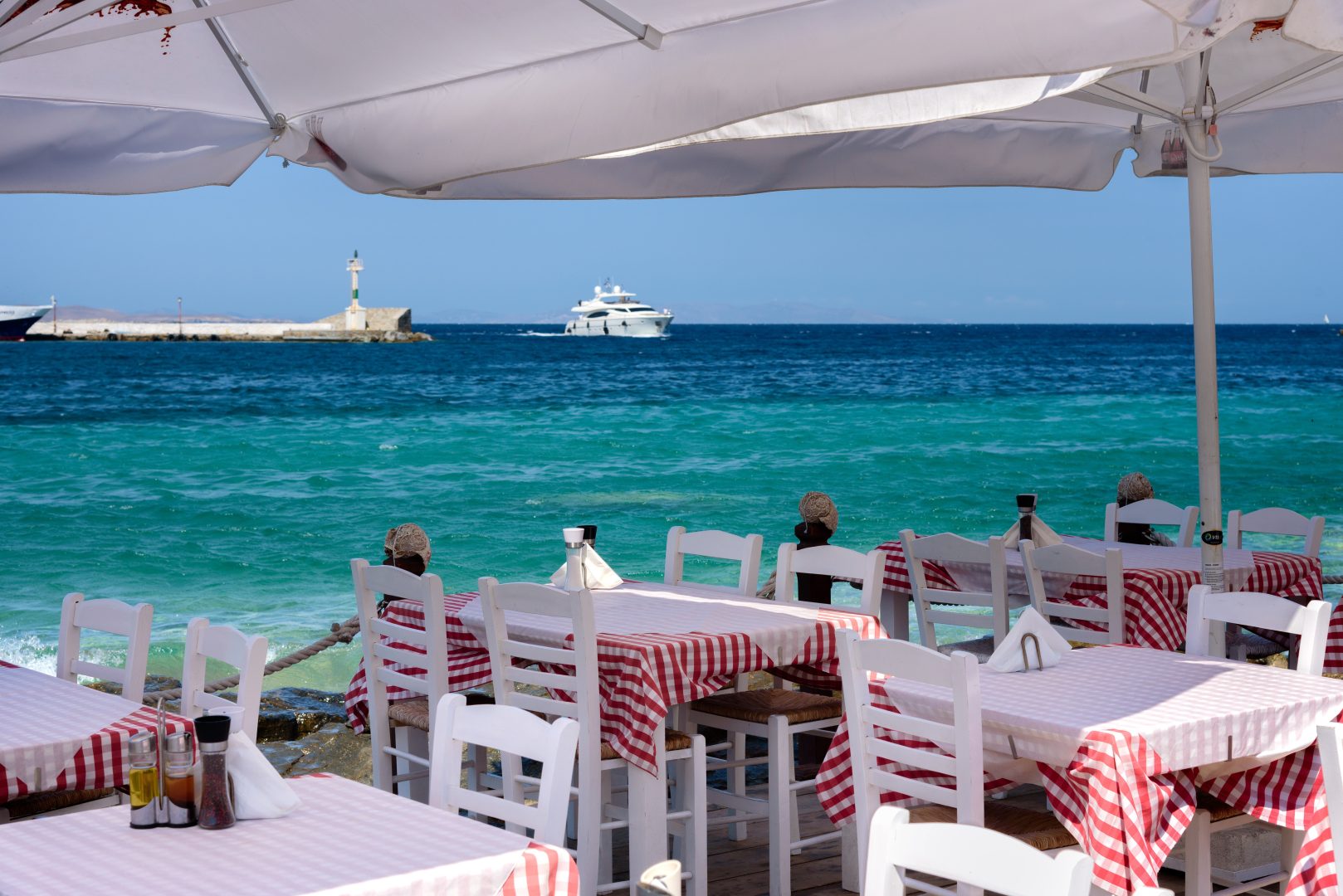 Se caută sezonieri care să lucreze în Grecia. Sunt disponibile sute de locuri, iar salariile ajung până la 5.000 de euro