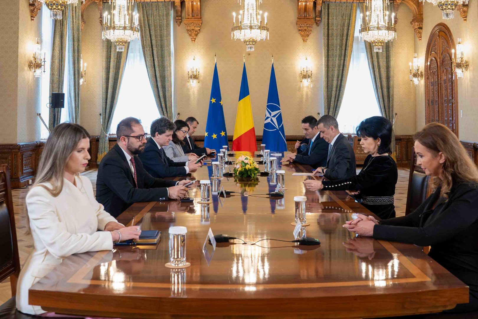 Se aplică „procedura Vatican”. Preşedintele Nicuşor Dan nu va face o desemnare marţi, aşteptând „fum alb” de la partide