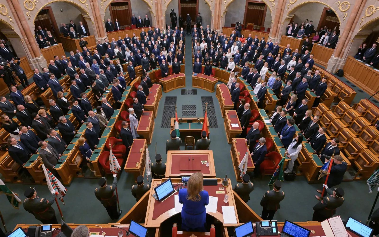 Țara europeană în care deputații au acceptat reducerea salariului cu 40%