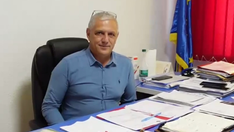 Primarul care îi promitea unei angajate de 20 de ani „salariu bun, prime și relații” în schimbul favorurilor sexuale, condamnat definitiv