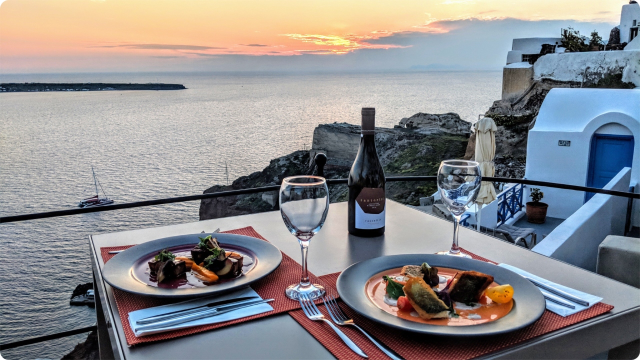 Cât trebuie să scoți din buzunar la restaurantele din Grecia în 2026. Cât costă o salată grecească în cel mai cunoscut sat din Santorini