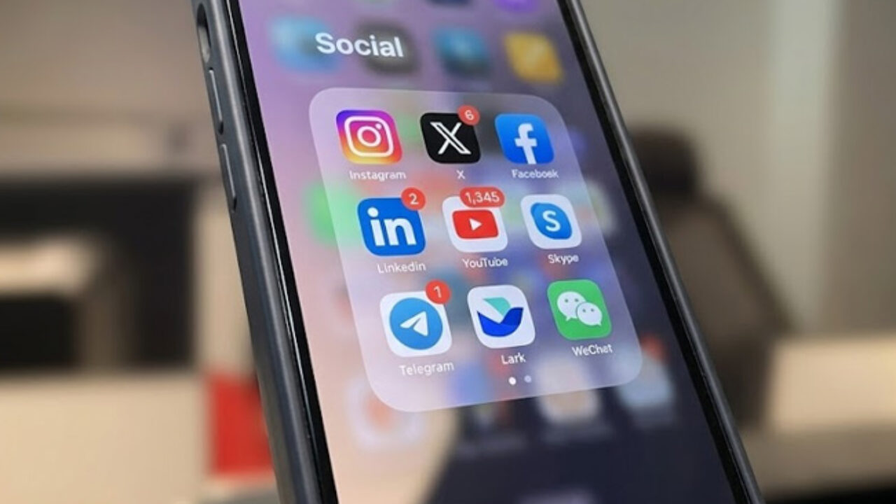 Televiziunile și site-urile de știri pierd teren în favoarea mediului digital. Principalele surse de informare ale persoanelor de până în 45 de ani: rețelele sociale, platformele video și chatboții AI