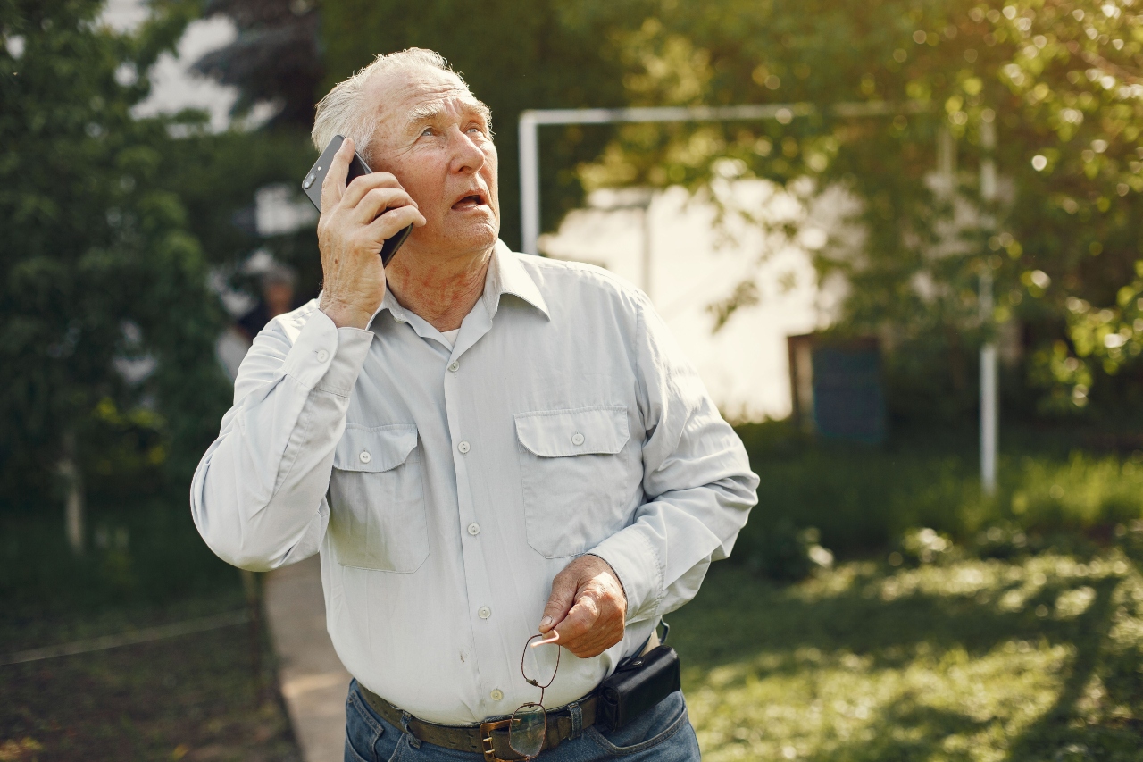 Atenție cu cine vorbești la telefon! Un pensionar a rămas fără 390.000 de dolari după o escrocherie aproape incredibilă