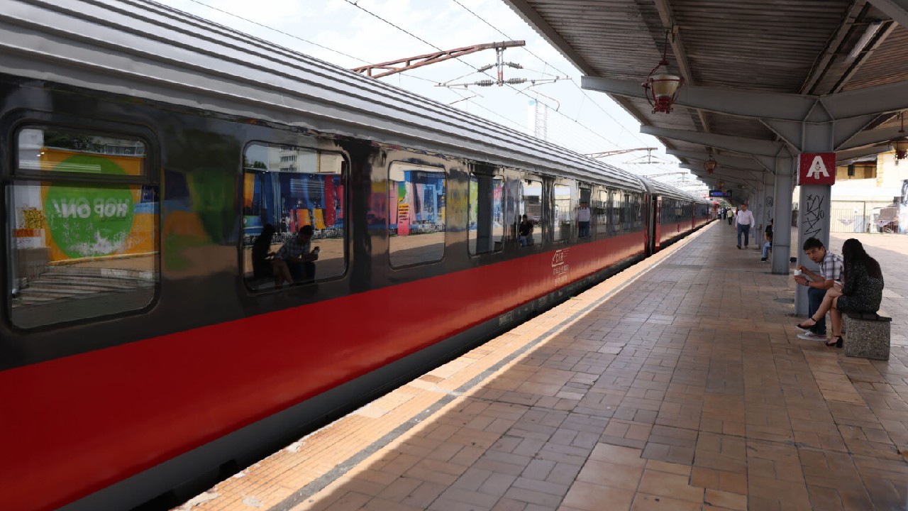 Haos pe calea ferată care duce către litoral. Trenurile spre și dinspre Constanța sunt blocate total