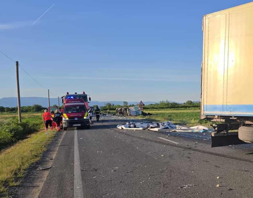 Accidente grave pe DN6. Două TIR-uri s-au ciocnit frontal. Un bărbat de 39 de ani a murit şi două persoane au fost rănite